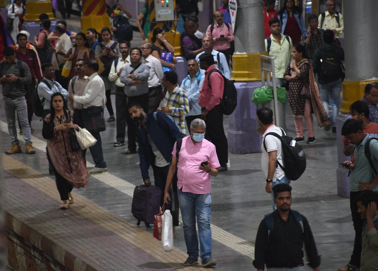 A release from the Brihanmumbai Municipal Corporation also appealed to citizens to strictly adhere to COVID-19 norms and appropriate behaviour in order to keep coronavirus at bay (Pic/Ashish Raje)